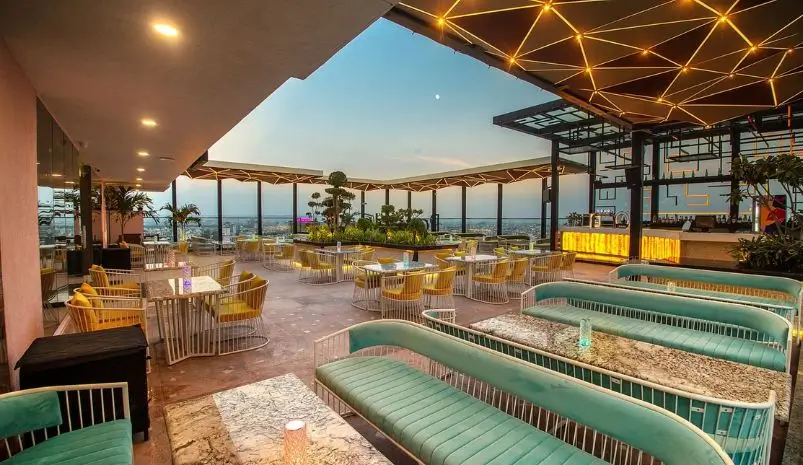 Best Rooftop Restaurants in Jaipur for Fort Views, Romantic Dining & Local Food