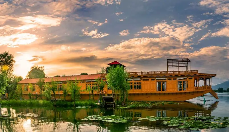 Top 5 destinations for houseboat tour in India