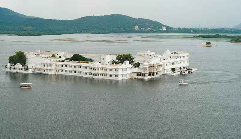 Udaipur Tour Guide Services – Hire Female & Language-Specific Guides for a Personalized Experience